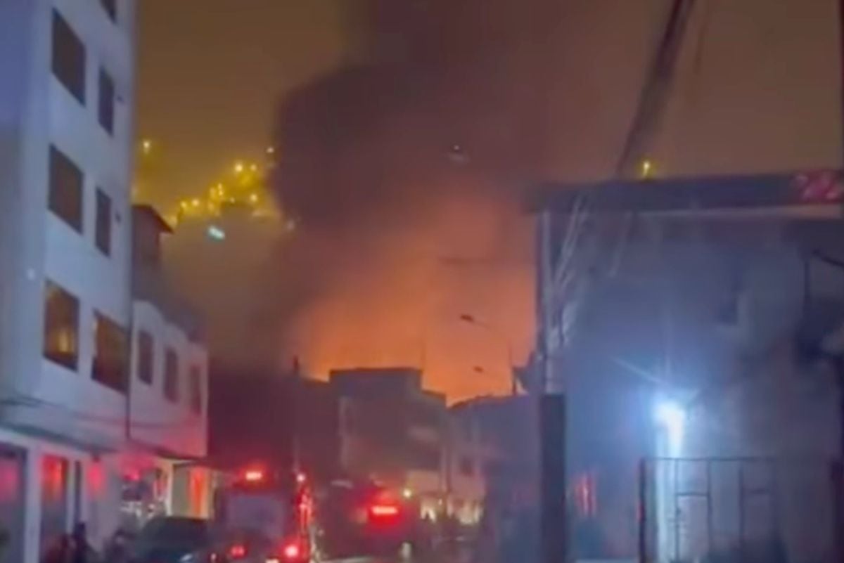 Más de 60 bomberos atienden la emergencia en SJL. Foto: Exitosa YouTube