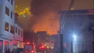 Incendios en Navidad: Más de 30 unidades de bomberos atienden emergencia en el Rímac
