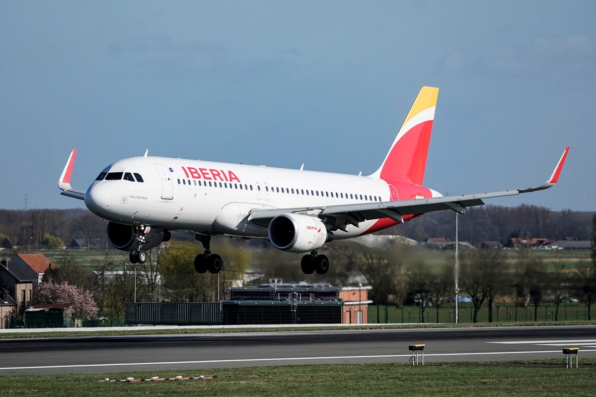 Un Airbus A-320 de la aerolínea Iberia aterriza en el aeropuerto de Bruselas en Zaventem, en las afueras de Bruselas, el 12 de marzo de 2020. (Kenzo TRIBOUILLARD / AFP)