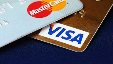 La historia de Visa y MasterCard tiene una curiosa paradoja. Ninguna de las dos es técnicamente una compañía de tarjetas de crédito. Ambas son redes de pago que actúan como intermediarios. Aún así, sus nombres se han batido en un duelo épico por ser el pl