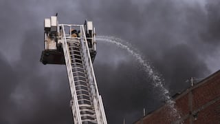 Incendio de gran magnitud sorprende a vecinos de Ate