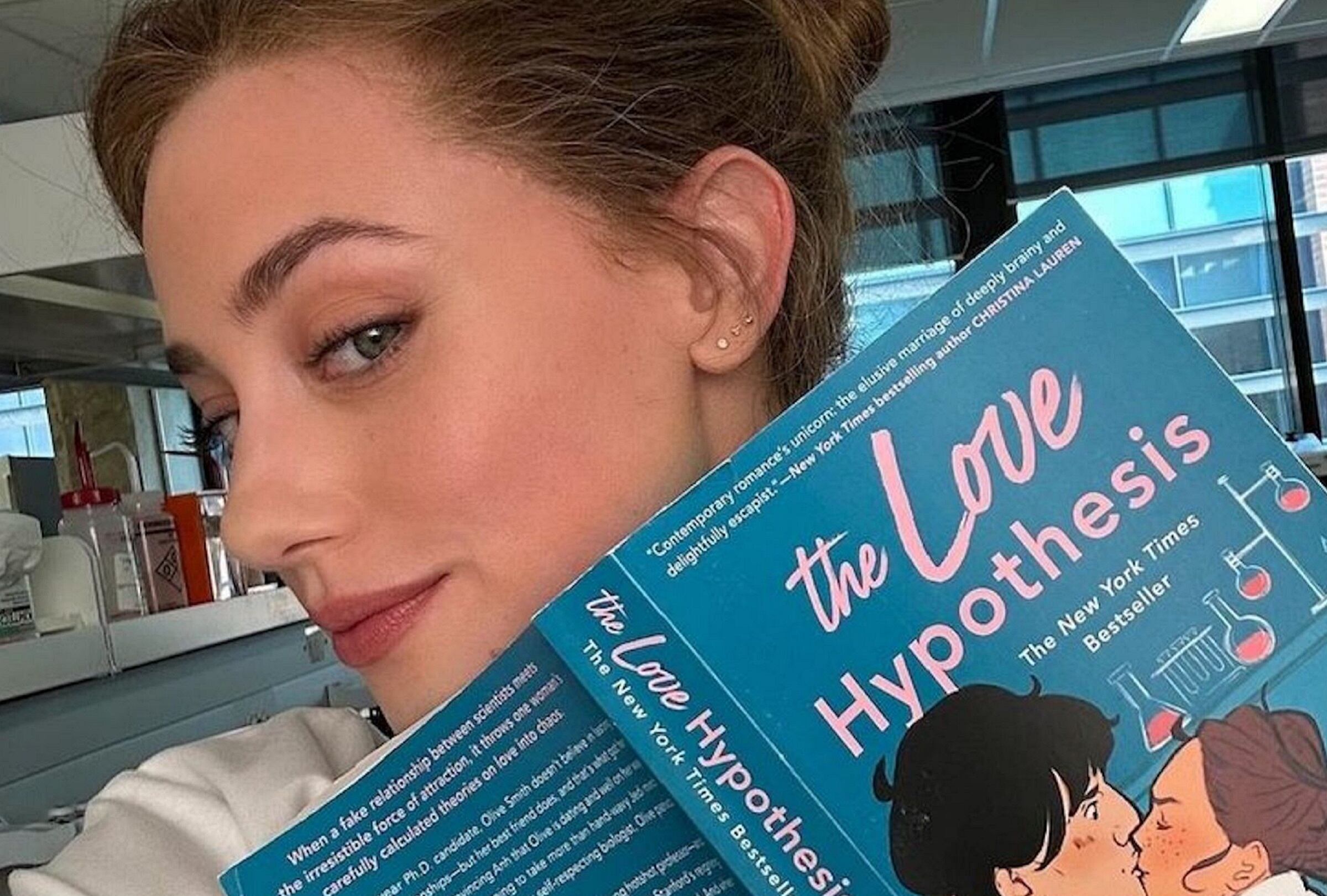 Lili Reinhart interpreta a Olive Smith, una estudiante de doctorado en biología en la Universidad de Stanford, en la comedia romántica "The Love Hypothesis" (Foto: Instagram/ Lili Reinhart)