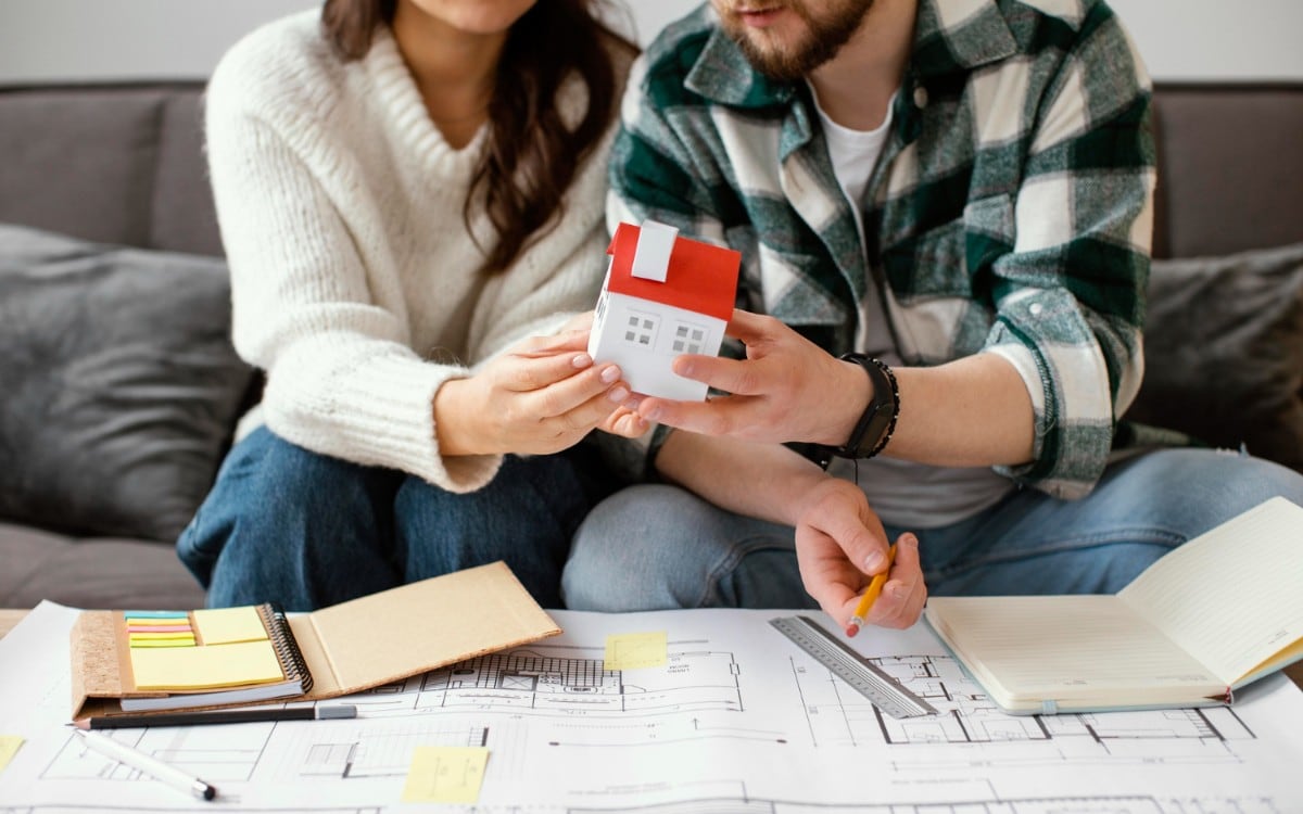 Al adquirir una vivienda en pareja los ingresos de ambos se pueden sumar y por lo tanto podrán calificar para un mayor crédito hipotecario (foto referencial: Freepik)