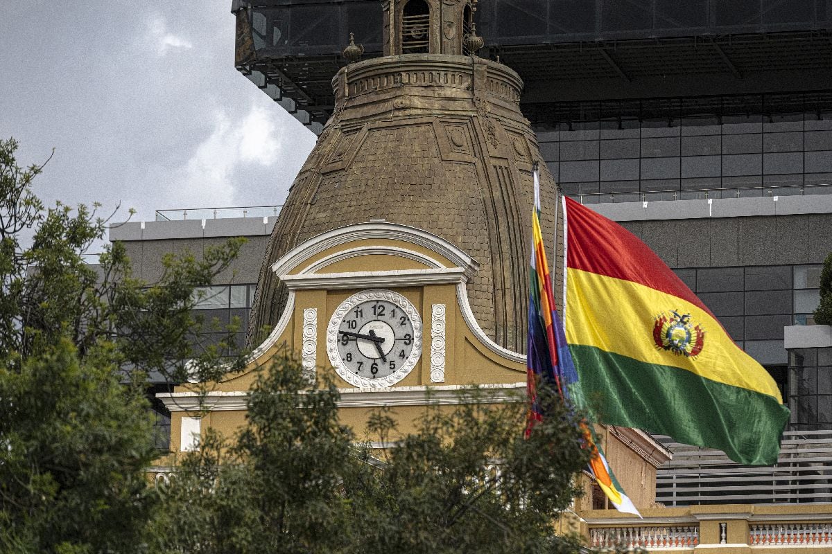 Ajuste económico en Bolivia entusiasma a inversionistas y golpea a la ciudadanía