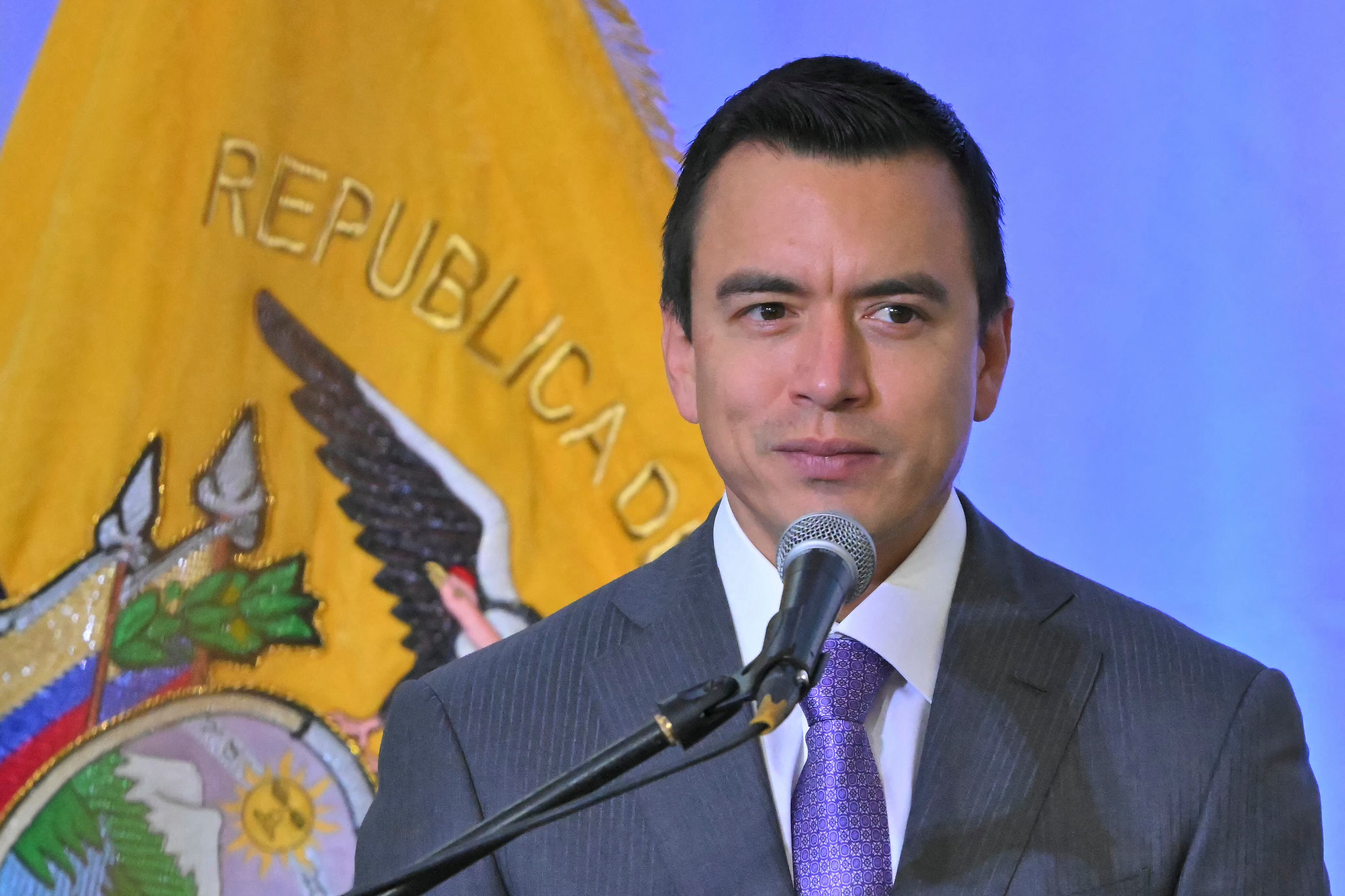 El presidente de Ecuador, Daniel Noboa, habla durante una ceremonia de inauguración de un referéndum sobre medidas más duras contra el crimen organizado en Quito el 21 de abril de 2024. (Foto de Rodrigo BUENDÍA / AFP).