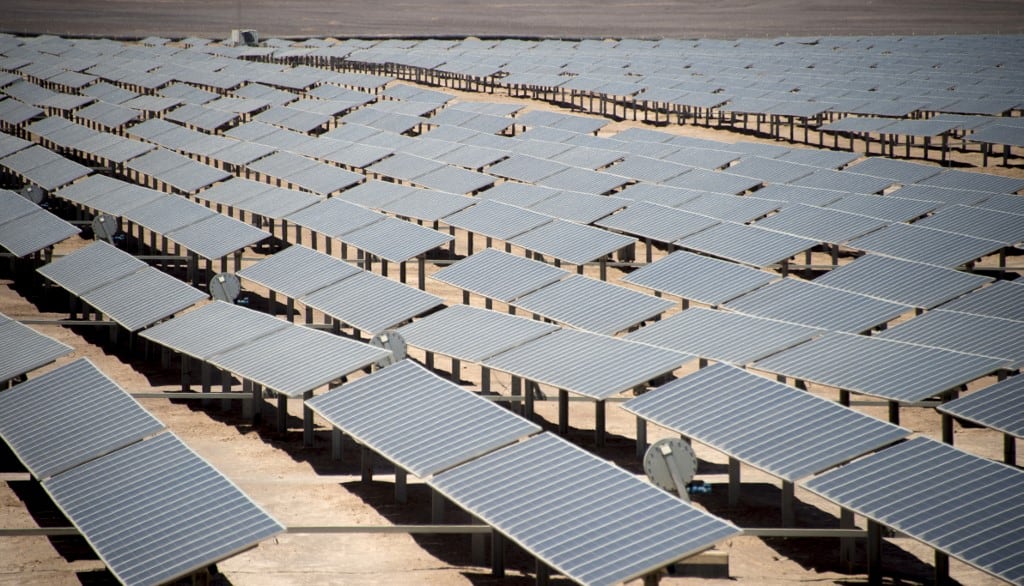 Foto de archivo tomada el 26 de febrero de 2019 de los paneles solares en Cerro Dominador, la primera central termosolar de Latinoamérica, en Antofagasta, Chile. - Chile inauguró el 8 de junio de 2021 en el desierto de Atacama la primera central termosolar de Latinoamérica. (Foto de Martin BERNETTI / AFP)