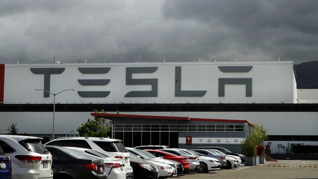 Tesla sufrirá por costo de materias primas hasta segundo semestre de 2023