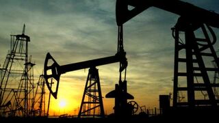Stock de petróleo en EE.UU. sube a nivel récord en forma sorpresiva 