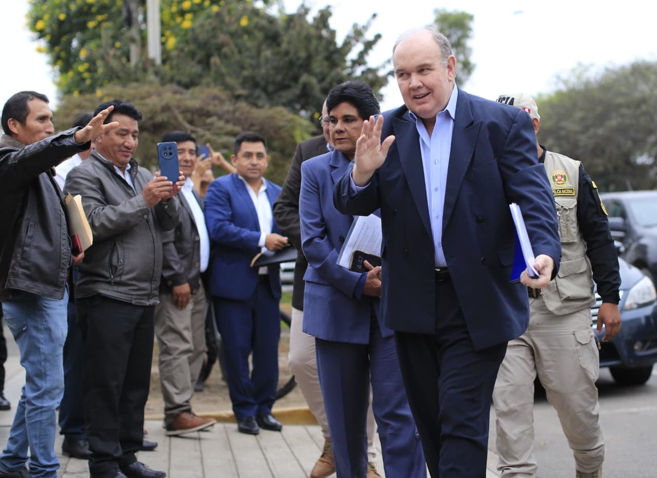 El líder de Renovación Popular, Rafael López Aliaga, visita a la presidenta electa, Keiko Fujimori en su local de campaña. Foto: Cesar Bueno @photo.gec
