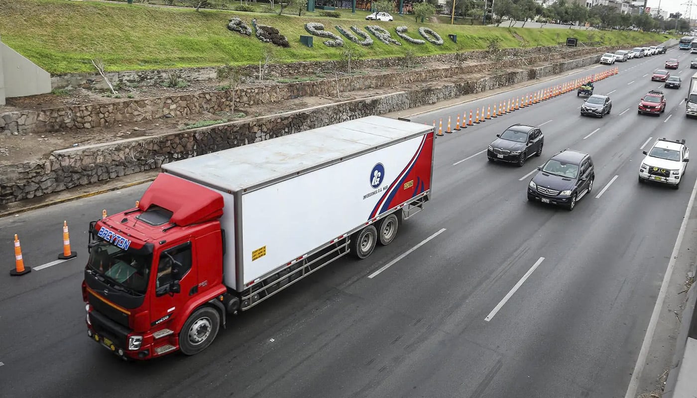 El suministro de GNV a camiones y vehículos ligeros también se ha restablecido, señala Calidda | Foto: Andina