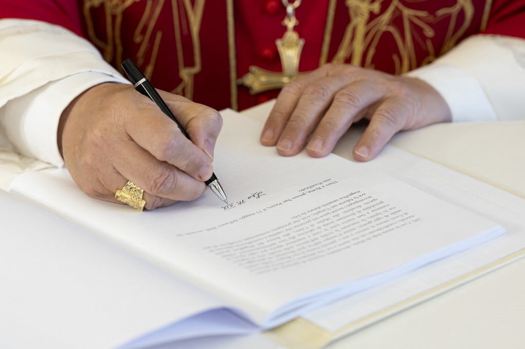 “La IA no libera al conflicto de su intrínseca inhumanidad: sólo puede hacerlo más rápido e impersonal”, afirmó el papa. También advirtió sobre la posibilidad de que “alguien termine considerando el conflicto armado como una forma eficaz de desviar la atención de los problemas internos y como un instrumento de gestión cínica de las dificultades”. (Foto: Handout / VATICAN MEDIA / AFP)