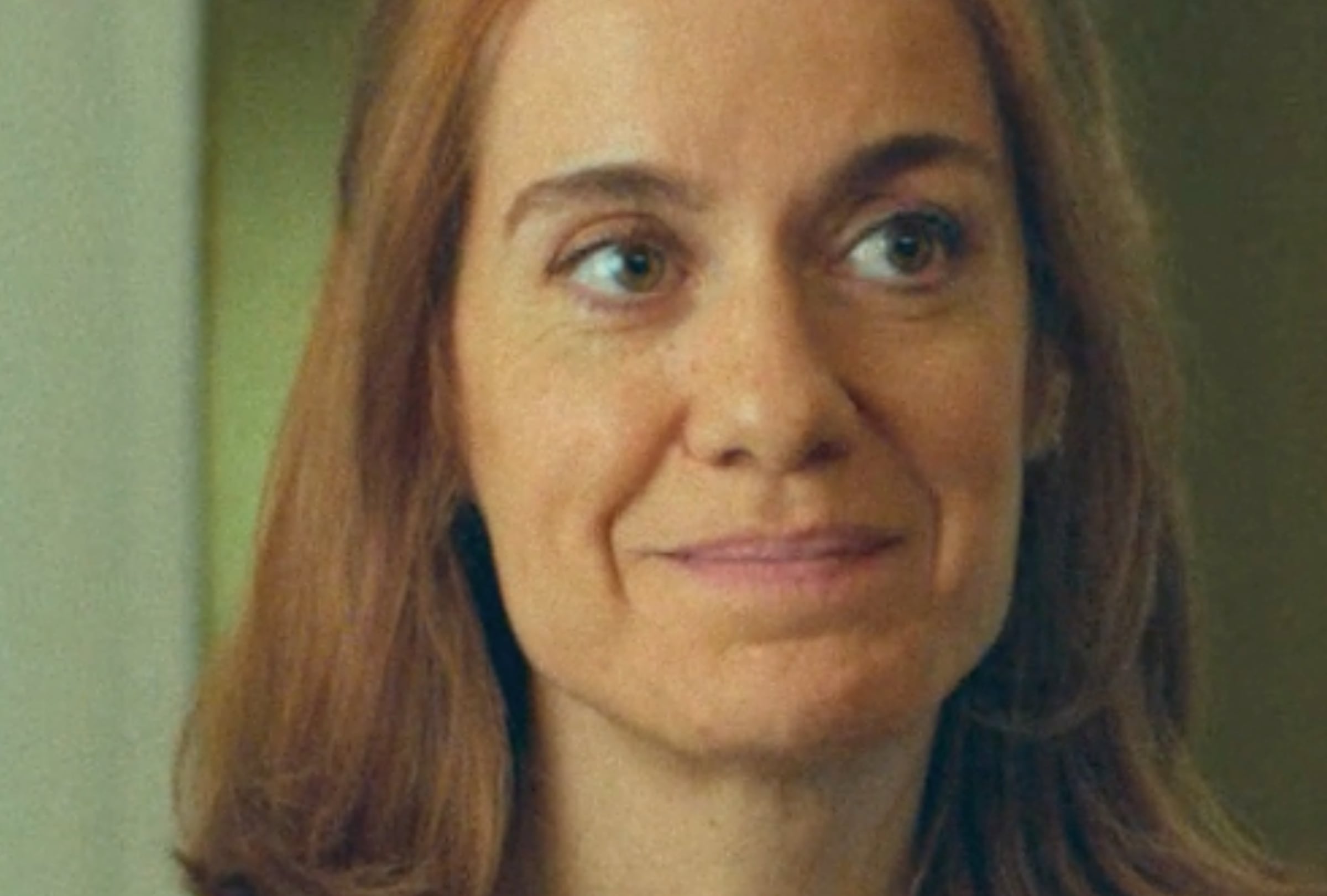 La actriz española Alexandra Jiménez forma parte del elenco principal de la serie de comedia "Grande de España". Aquí, en una escena del sexto y último episodio de la producción (Foto: Cuidado con el perro / Netflix)