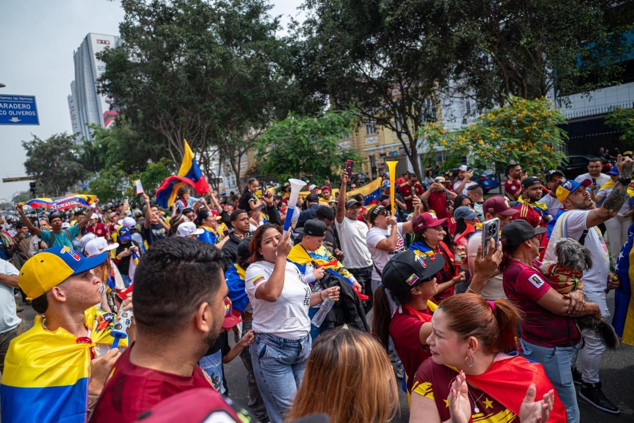 Fuera de la embajada de a Venezuela varios venezolanos se encuentran celebrando tras caída del Nicolás Maduro
03 de enero de 2026 en Lima, Perú. (Foto: Paloma del Solar / @photo.gec)
