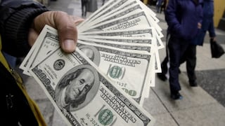 El dólar revirtió su avance inicial en jornada volátil