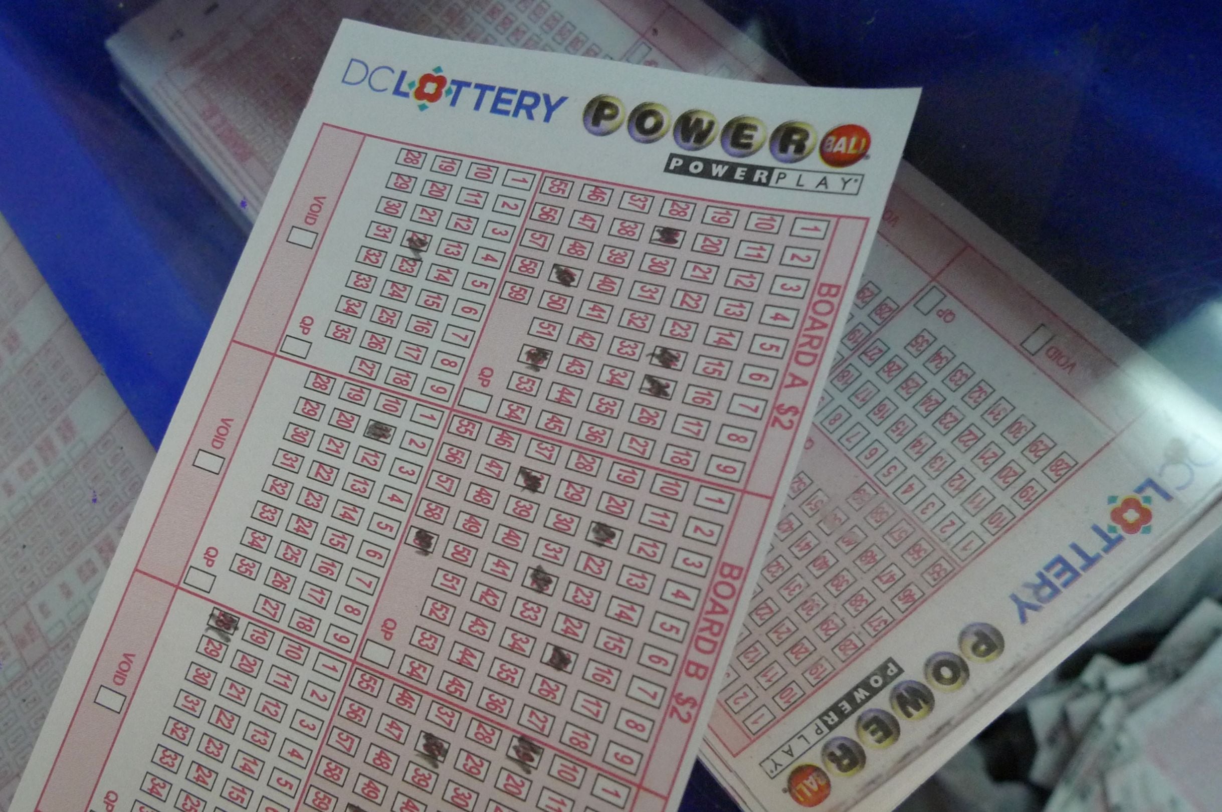 Por lo general, los participantes del Powerball pueden reclamar un premio de hasta $600 en cualquier lotería autorizada de la jurisdicción donde compraron el boleto. (Foto: MANDEL NGAN / AFP)