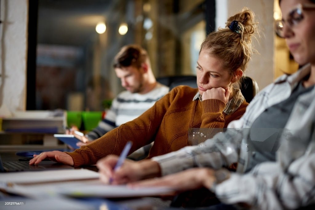 El burnout castiga a 1 de cada 6 trabajadores peruanos, según Buk. Empresas deben integrar el salario emocional como estrategia para reducir rotación y mejorar desempeño. Foto: difusión