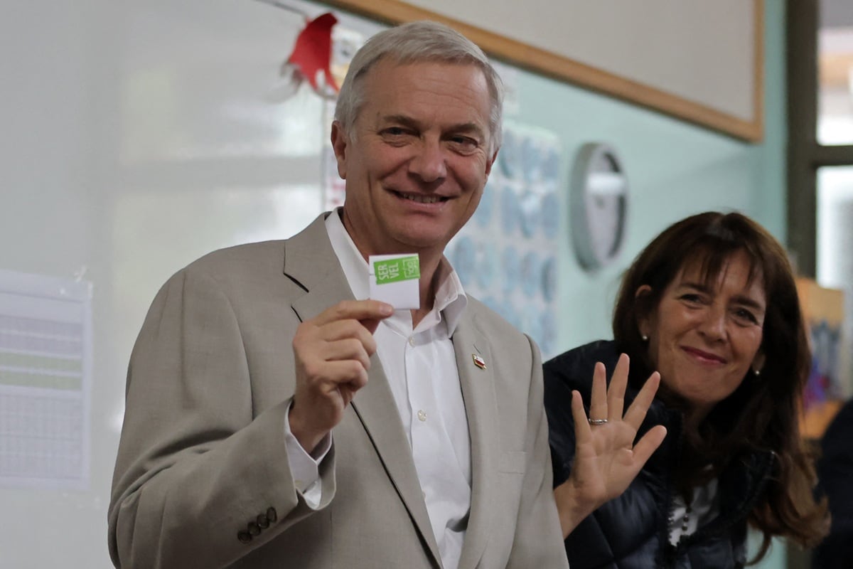 El candidato presidencial de Chile, José Antonio Kast, del Partido Republicano, antes de emitir su voto durante la segunda vuelta de las elecciones presidenciales en Paine, al sur de Santiago, el 14 de diciembre de 2025. (Javier TORRES / AFP)