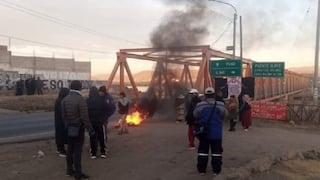 Puno: manifestantes bloquean el puente Internacional de Ilave en protesta contra Boluarte