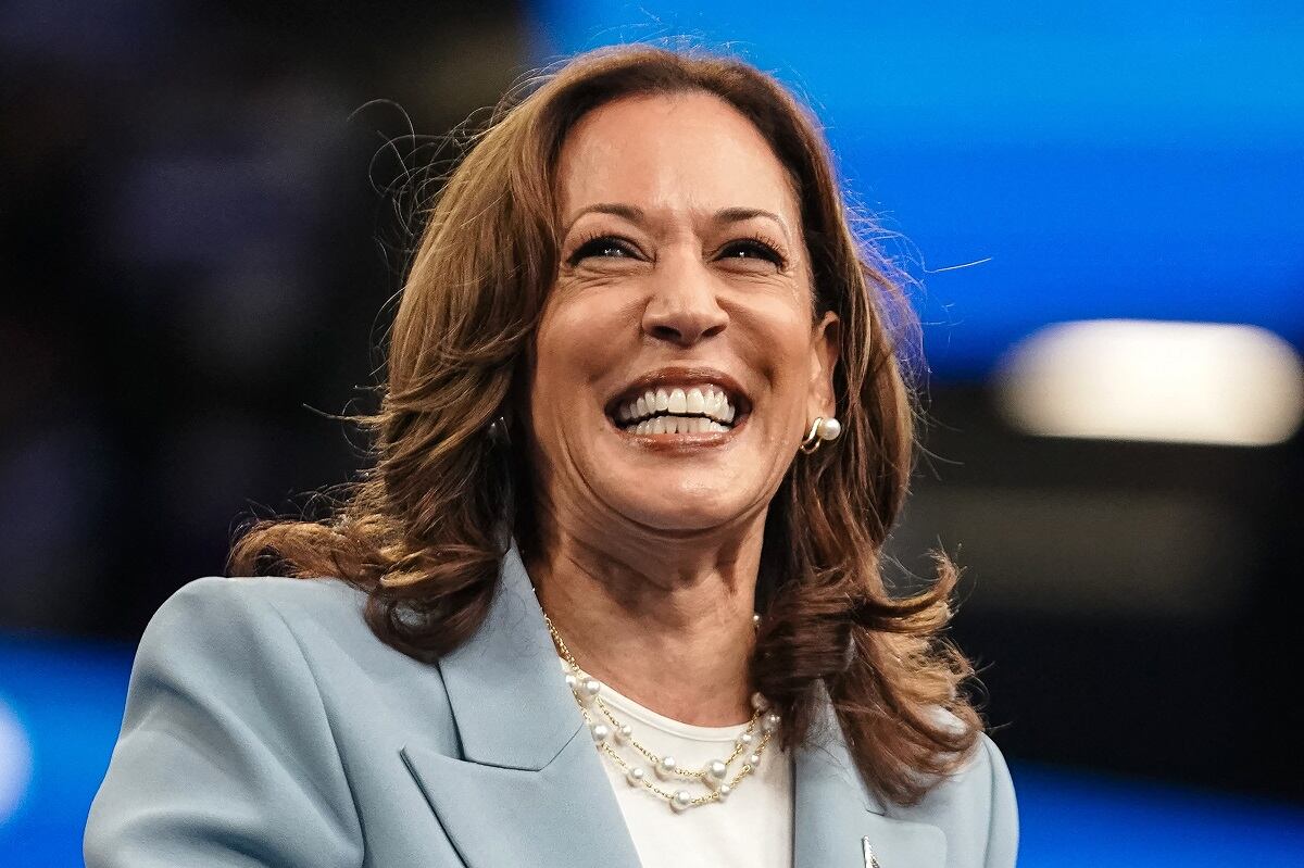 La vicepresidenta de Estados Unidos y candidata presidencial demócrata para 2024, Kamala Harris, sonríe mientras sube al podio para hablar en un mitin de campaña en Atlanta, Georgia, el 30 de julio de 2024. (Foto de Elijah Nouvelage / AFP)
