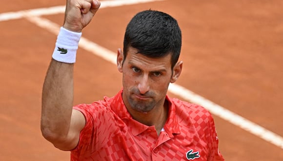 El serbio Novak Djokovic celebra después de derrotar al británico Cameron Norrie en su partido de la cuarta ronda del torneo masculino de tenis ATP Rome Open en el Foro Italico de Roma el 16 de mayo de 2023. (Foto de Tiziana Fabi / AFP)