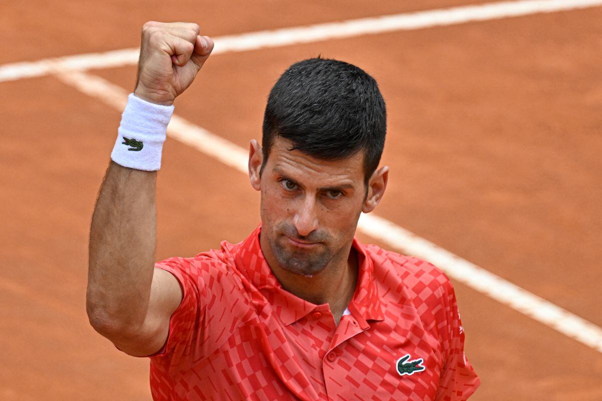 El serbio Novak Djokovic celebra después de derrotar al británico Cameron Norrie en su partido de la cuarta ronda del torneo masculino de tenis ATP Rome Open en el Foro Italico de Roma el 16 de mayo de 2023. (Foto de Tiziana Fabi / AFP)