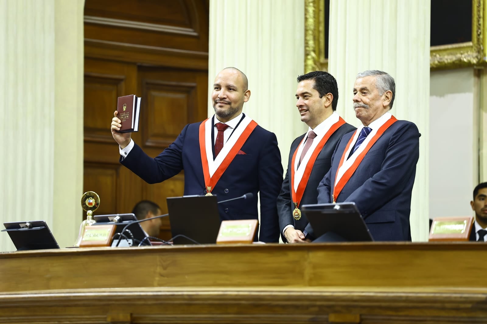 Los senadores son los primeros en prestar juramento para el periodo 2026-2031. La ceremonia se realiza en el hemiciclo de esta cámara.