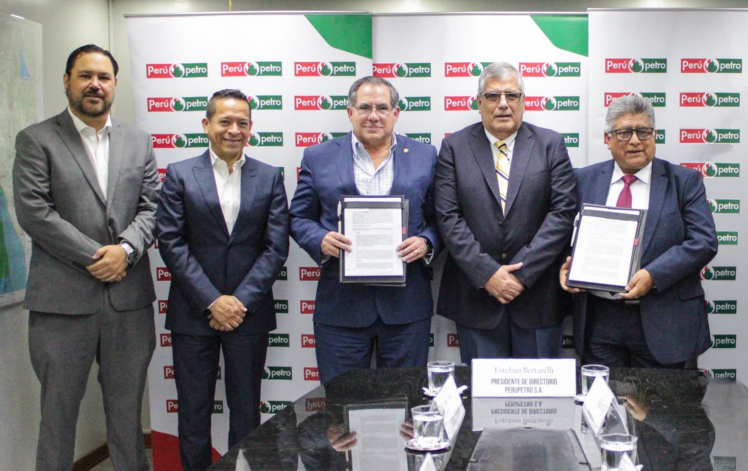 funcionarios de Perupetro suscriben acuerdo de evaluación técnica con Petrotal. Foto: Perupetro