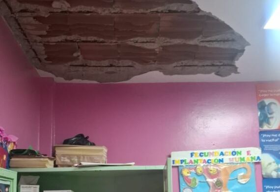 Vista de una zona del techo del puesto de salud en Supe. Foto: Contraloría.