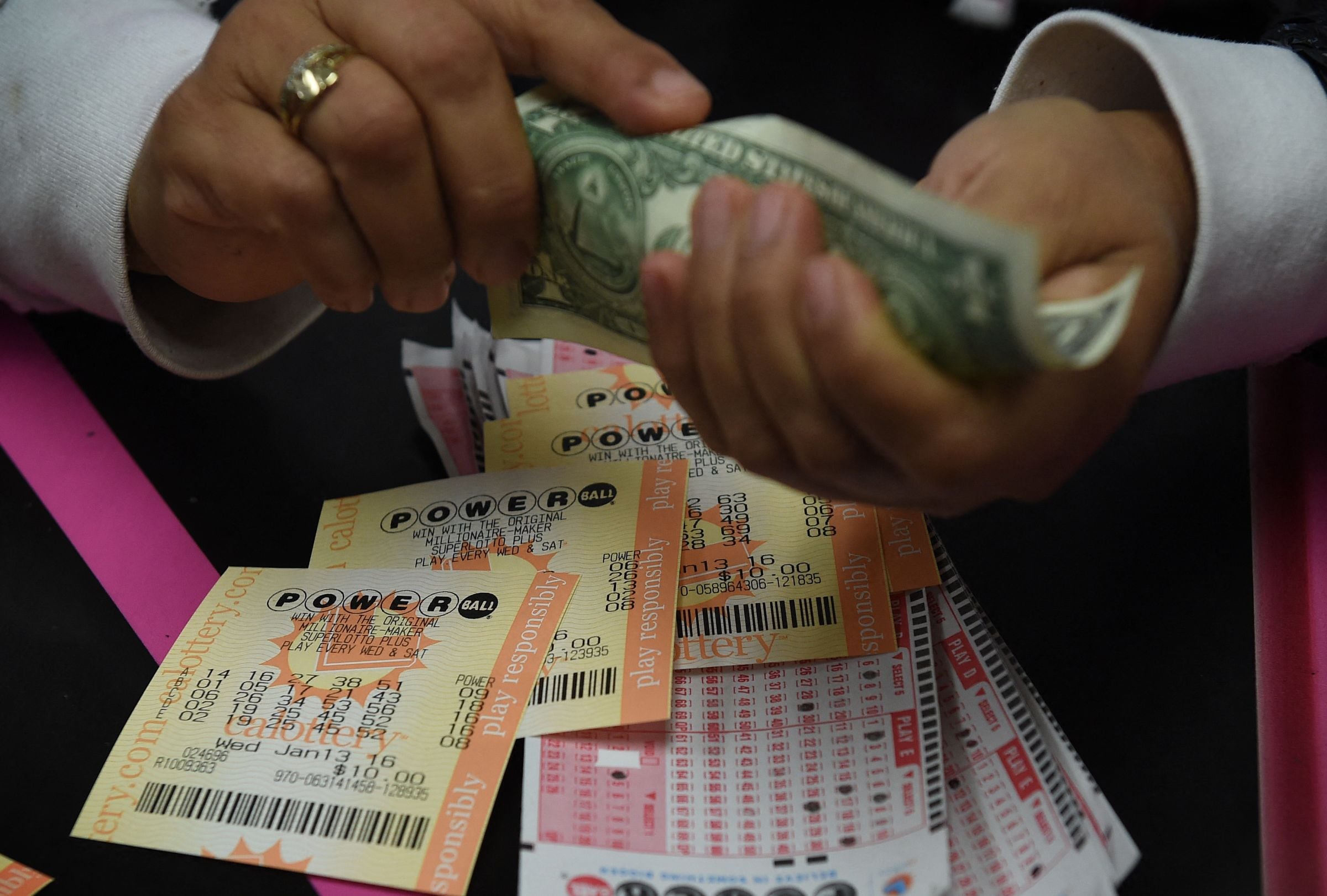 Revisa esta nota para que descubras quién ganó el Powerball hoy, sábado 09 de mayo, en EE.UU. (Foto: MARK RALSTON/ AFP)