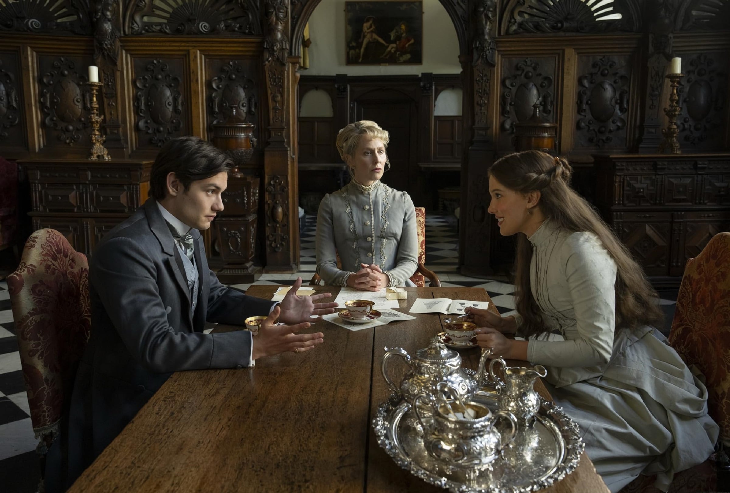 Tewkesbury (Louis Partridge), Enola (Millie Bobby Brown) y Lady Tewkesbury (Hattie Morahan) hablando sobre la boda en la tercera y última película de "Enola Holmes" (Foto: Netflix)