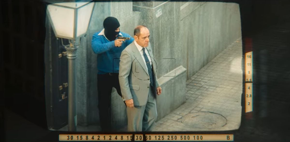 Cuando "El Rubio" salió a los exteriores de la entidad financiera protegiéndose con uno de los rehenes en “Asalto al Banco Central" (Foto: Brutal Media)