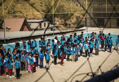 Niños migrantes se gradúan de la primera escuela en frontera mexicana