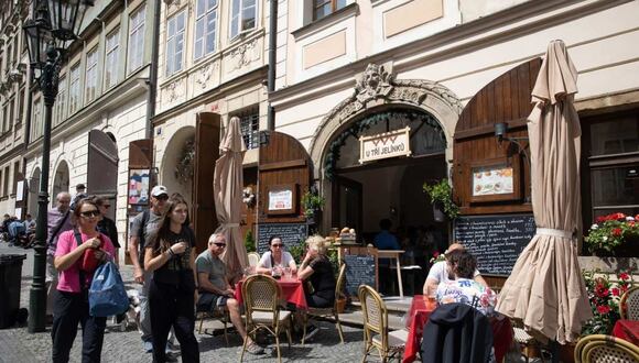 Clientes en una terraza de café en Praga, Chequia, el miércoles 1 de mayo de 2024.