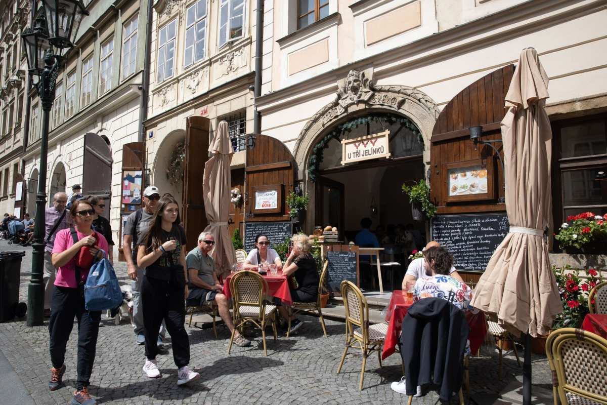 Clientes en una terraza de café en Praga, Chequia, el miércoles 1 de mayo de 2024.