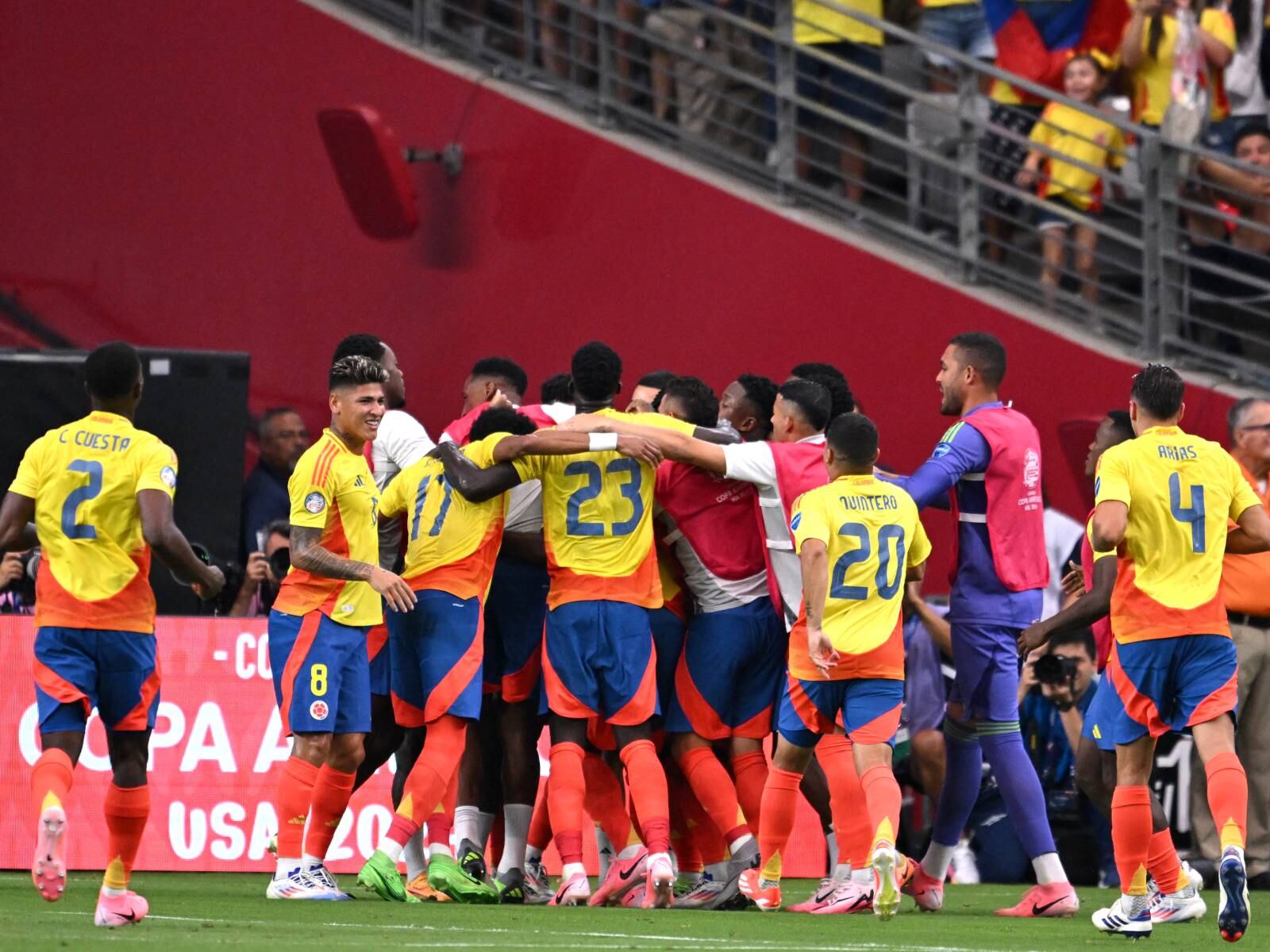 El delantero colombiano Miguel Borja celebra el quinto gol de Colombia con sus compañeros durante la victoria 5-0 sobre Panamá en el State Farm Stadium en Glendale, Arizona. (Foto: Patrick T. Fallon / AFP)