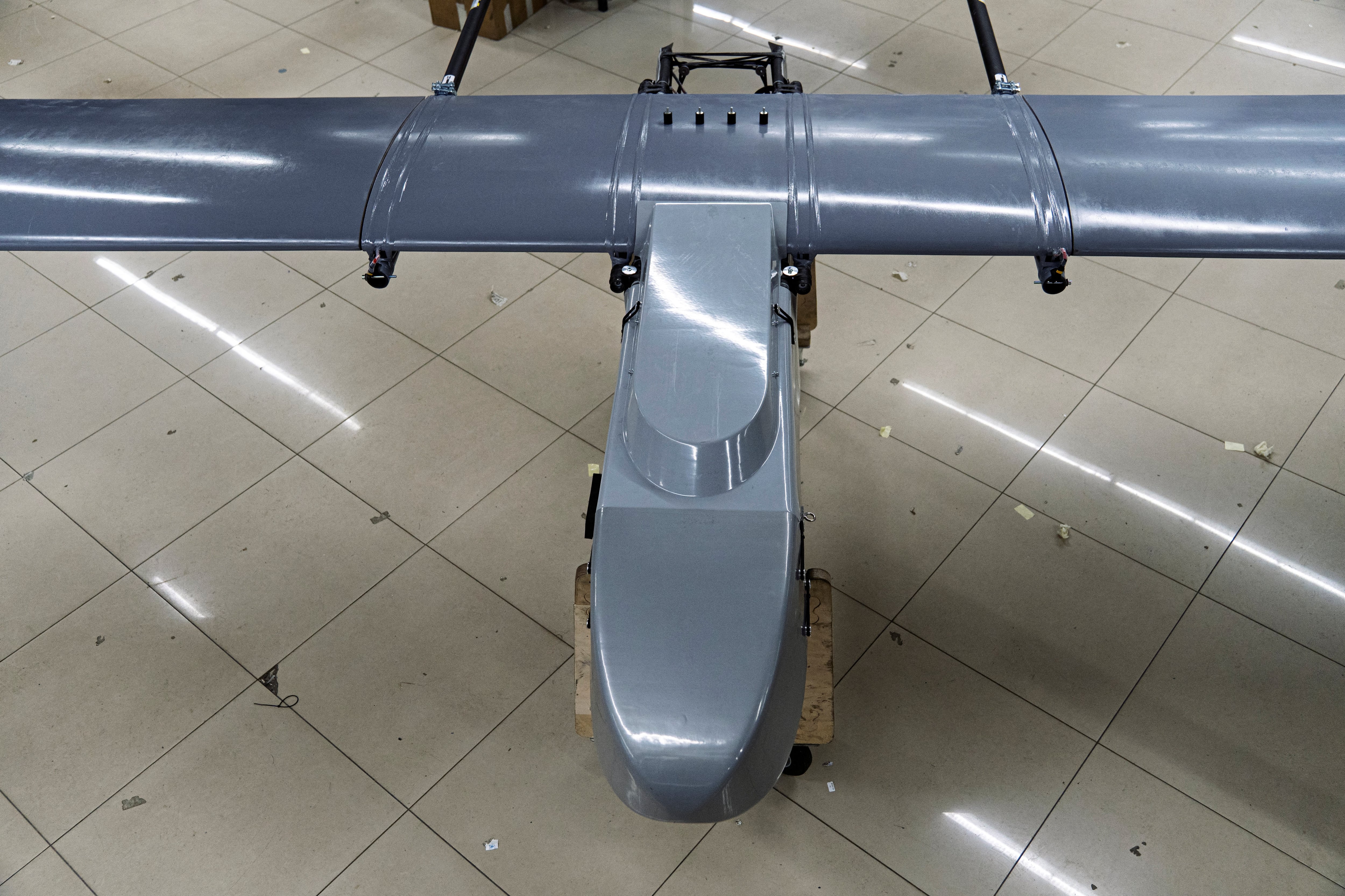 Un dron de largo alcance durante su ensamblaje en un taller de la empresa Fire Point, fabricante de los drones de ataque profundo FP-1 y los drones de ataque FP-2, en una ubicación no revelada de Ucrania, el 29 de enero de 2026. (Foto de Serhii Okunev / AFP).
