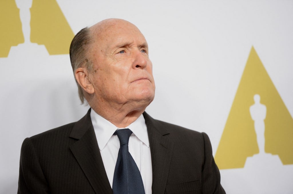 (ARCHIVOS) El actor Robert Duvall llega al almuerzo de nominados a los Oscar organizado por la Academia de Artes y Ciencias Cinematográficas el 2 de febrero de 2015 en el Hotel Beverly Hilton de Beverly Hills, California. Robert Duvall, que interpretó al abogado de la mafia en "El Padrino" y se robó el show con su interpretación de un coronel loco por el surf en "Apocalypse Now", murió a la edad de 95 años, dijo su esposa el 16 de febrero de 2026. (Foto de Robyn BECK / AFP)
