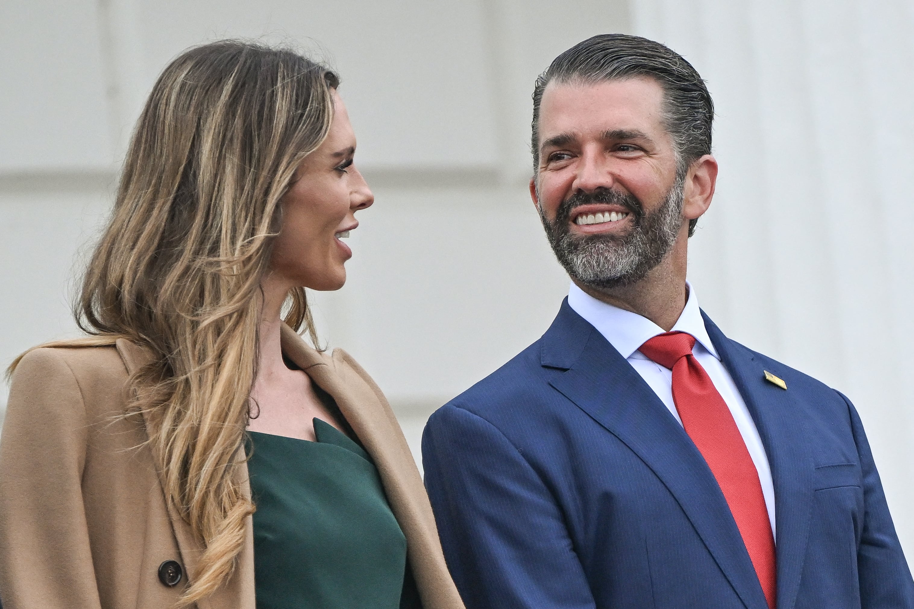 Donald Trump Jr. sonríe junto a su esposa Bettina Anderson Trump el 12 de septiembre de 2026 en Dublín, Irlanda. (Foto de Artur Widak/NurPhoto vía AFP).