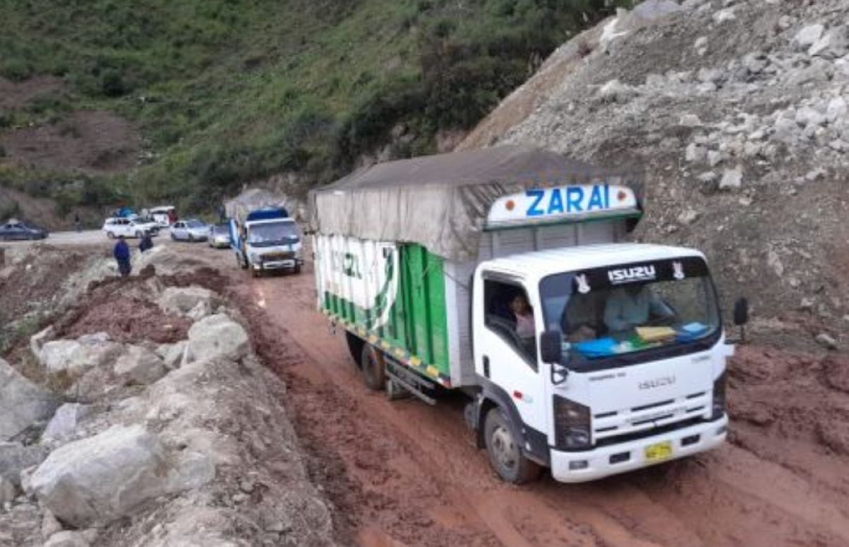 El deslizamiento en el cerro Colorado bloqueó la vía Izcuchaca–Acostambo y dejó varados a decenas de vehículos. Foto: Referencial/ Andina.