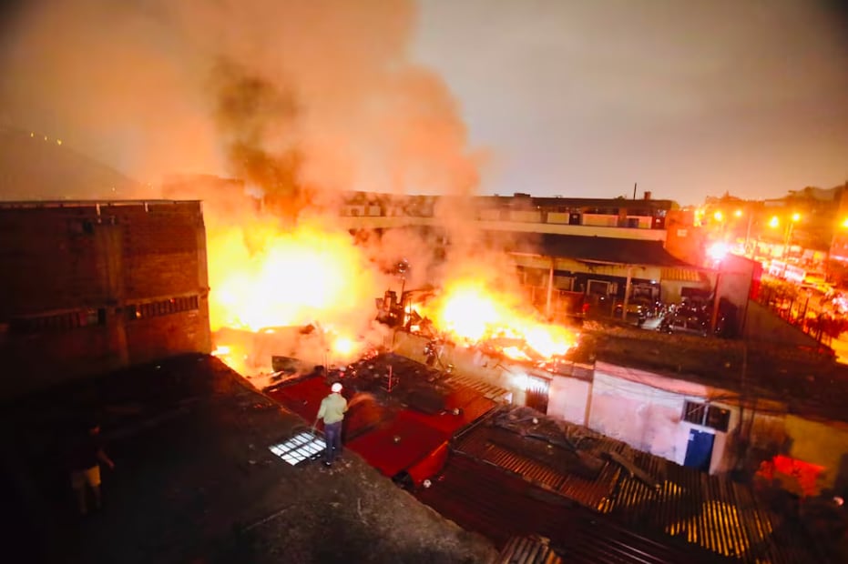 Debido a la naturaleza de las edificaciones, con estructuras y techos de material vulnerable al fuego, las llamas se propagaron rápidamente y afectaron por completo a diez inmuebles. (Foto: GEC)