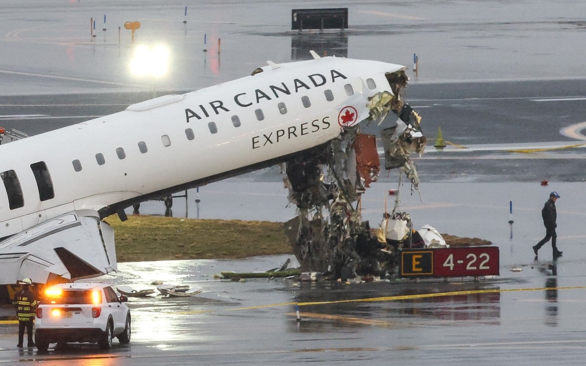 El impacto dejó muertos al piloto y copiloto, además de varios heridos que fueron trasladados a hospitales. (Foto: TIMOTHY A. CLARY / AFP)
