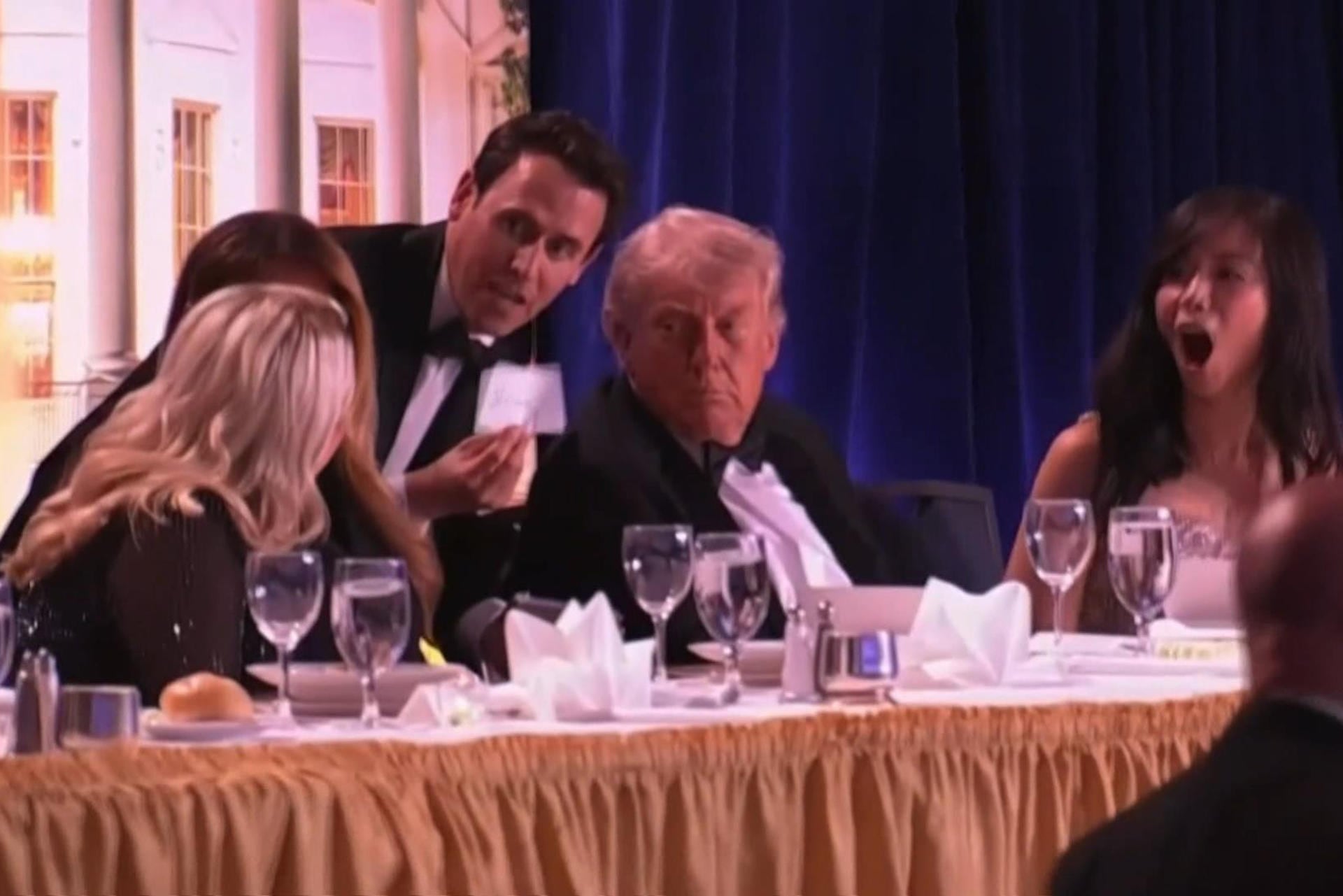 Captura de video facilitado por la Casa Blanca donde se ve al presidente de Estados Unidos, Donald Trump, durante la cena con corresponsales en Washington. (EFE/ Casa Blanca).