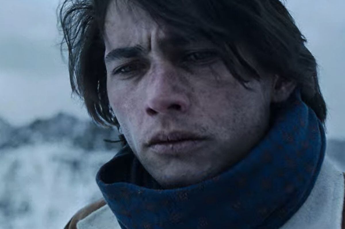 Una escena de "La sociedad de la nieve" cuando Enzo Vogrincic da vida a Numa Turcatti (Foto: Apaches Entertainment / Telecinco Cinema)