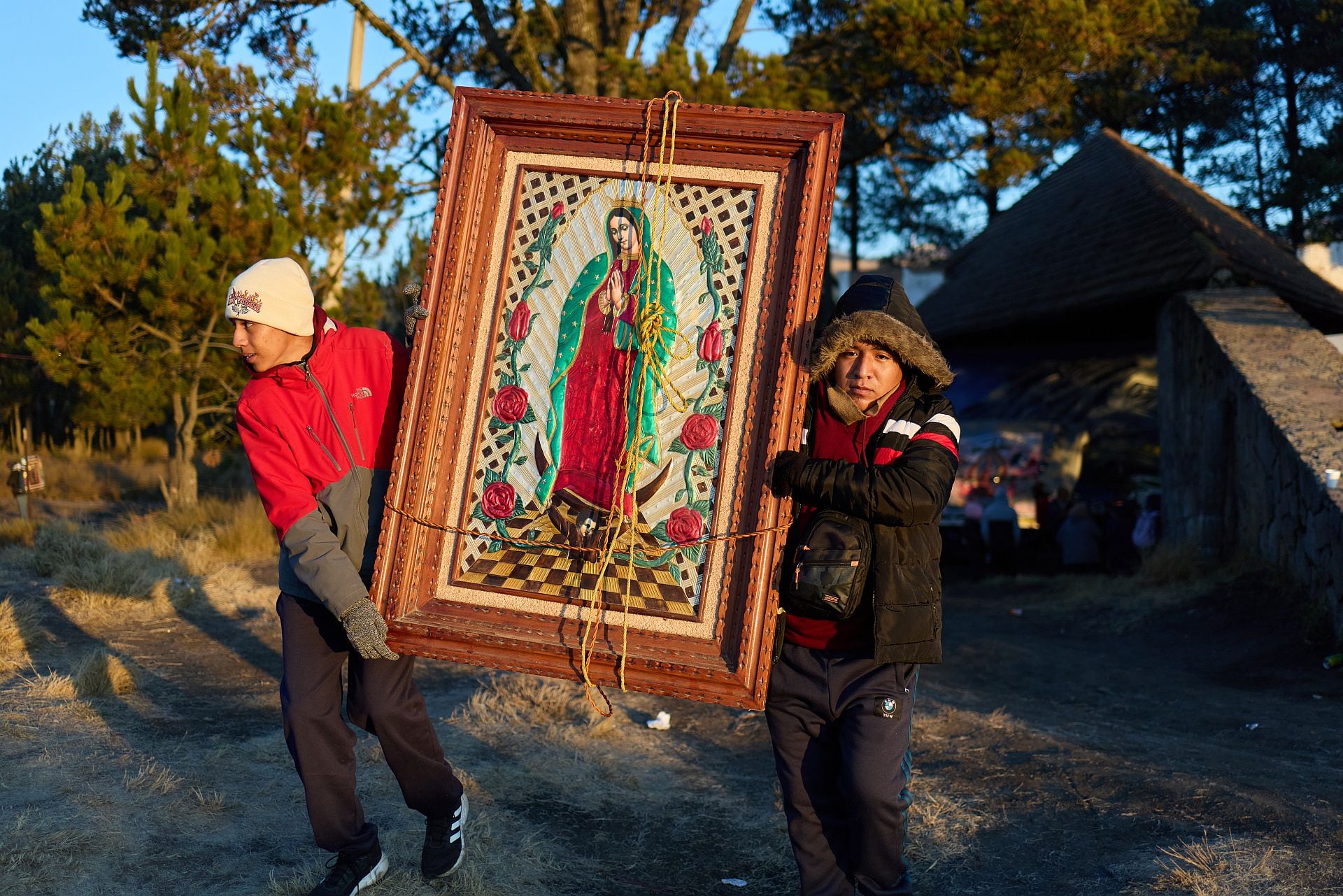 Peregrinos cargan con una imagen enmarcada de la Virgen de Guadalupe en Paso de Cortés, de camino a la Ciudad de México, el 10 de diciembre de 2025, mientras millones se alistan para llegar a la capital coincidiendo con su festividad, el 12 de diciembre. (AP Foto/Claudia Rosel)
