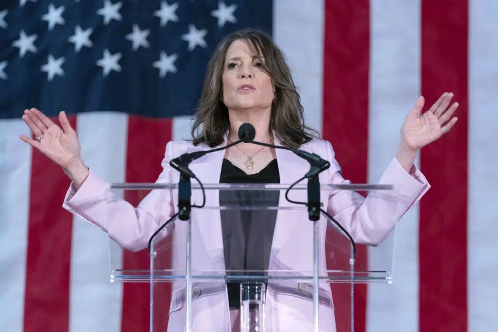 La autora de autoayuda Marianne Williamson habla a la multitud mientras lanza su campaña presidencial de 2024 en Washington, el sábado 4 de marzo de 2023. (Foto AP/José Luis Magaña).