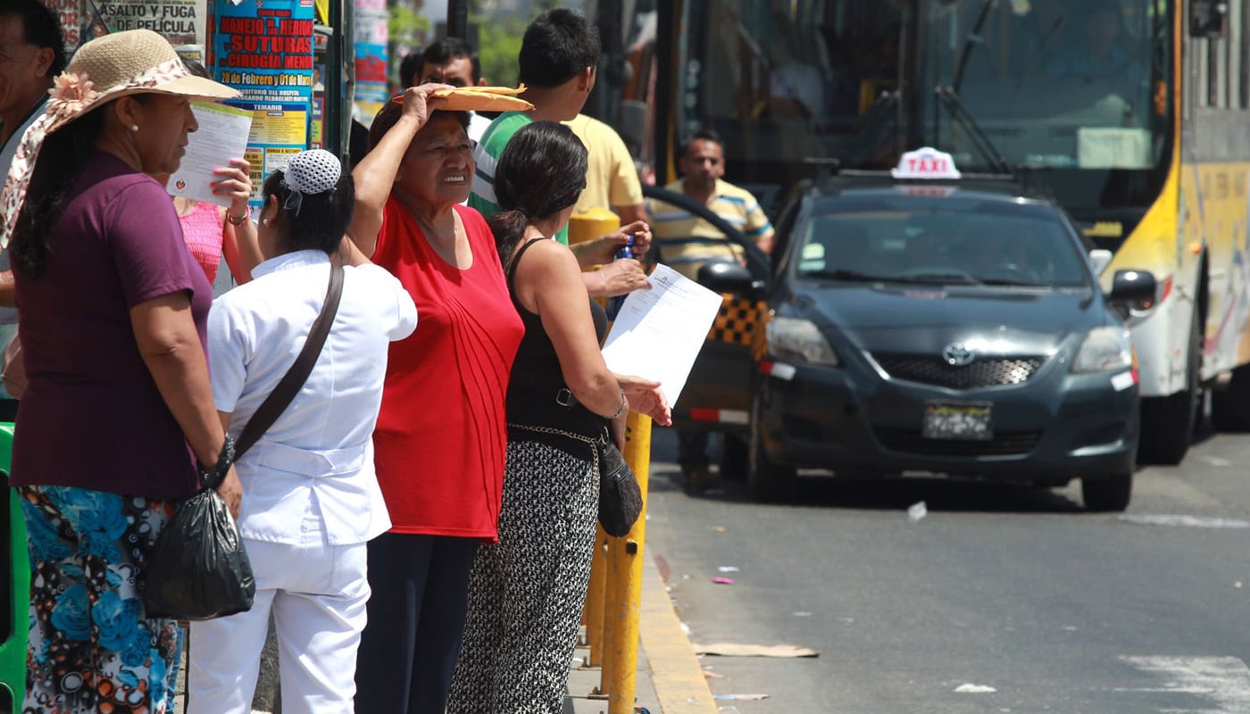 De acuerdo con Raquel Loayza, especialista en meteorología, ahora en la capital confluyen dos tipos de humedad: una proveniente de un mar aún frío y otra que llega desde la zona altoandina. | Foto: Andina