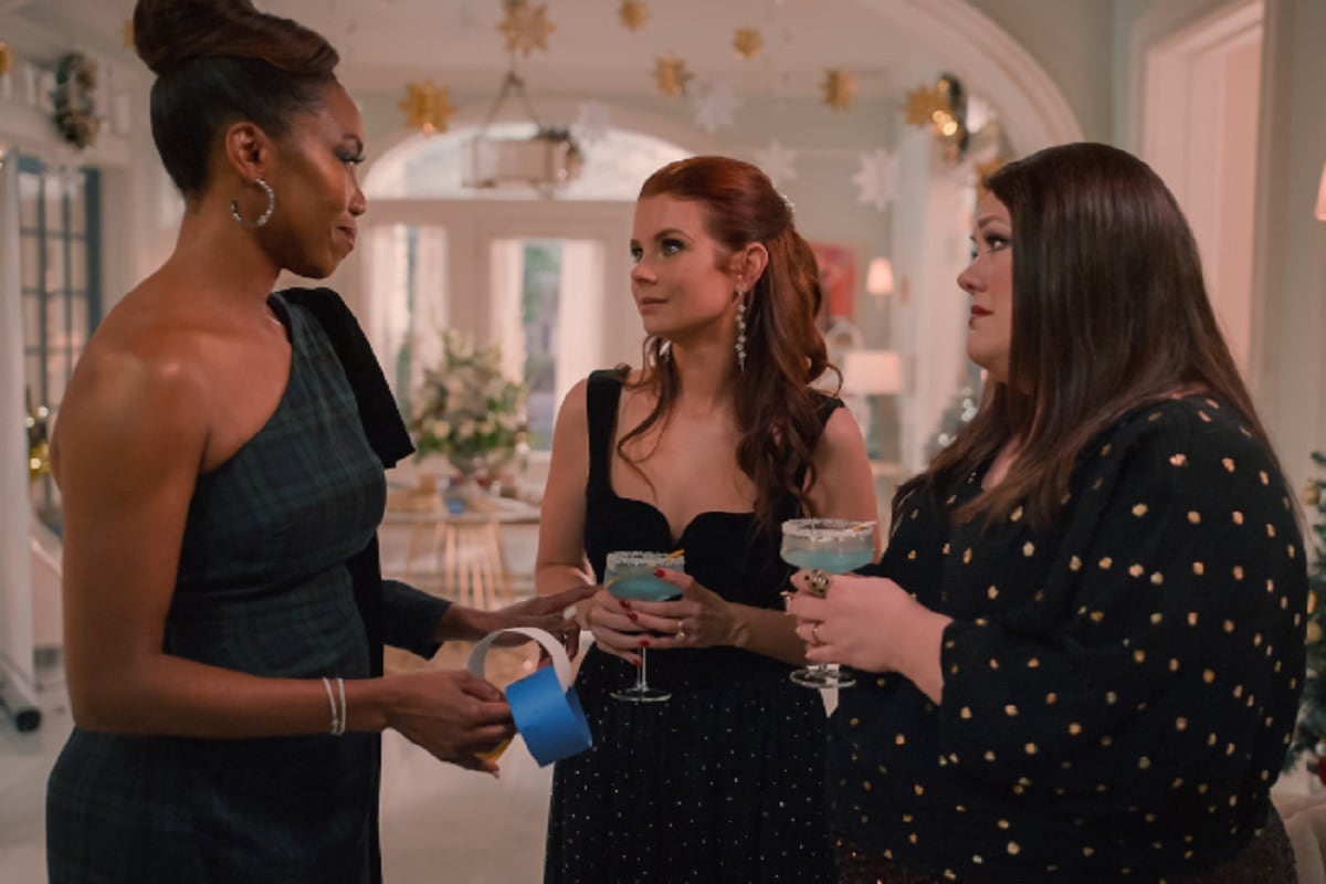 Helen (Heather Headley), Maddie (JoAnna Garcia Swisher) y Dana Sue (Brooke Elliott) beben margaritas en cada una de reuniones en la serie "Sweet Magnolias" (Foto: Netflix)