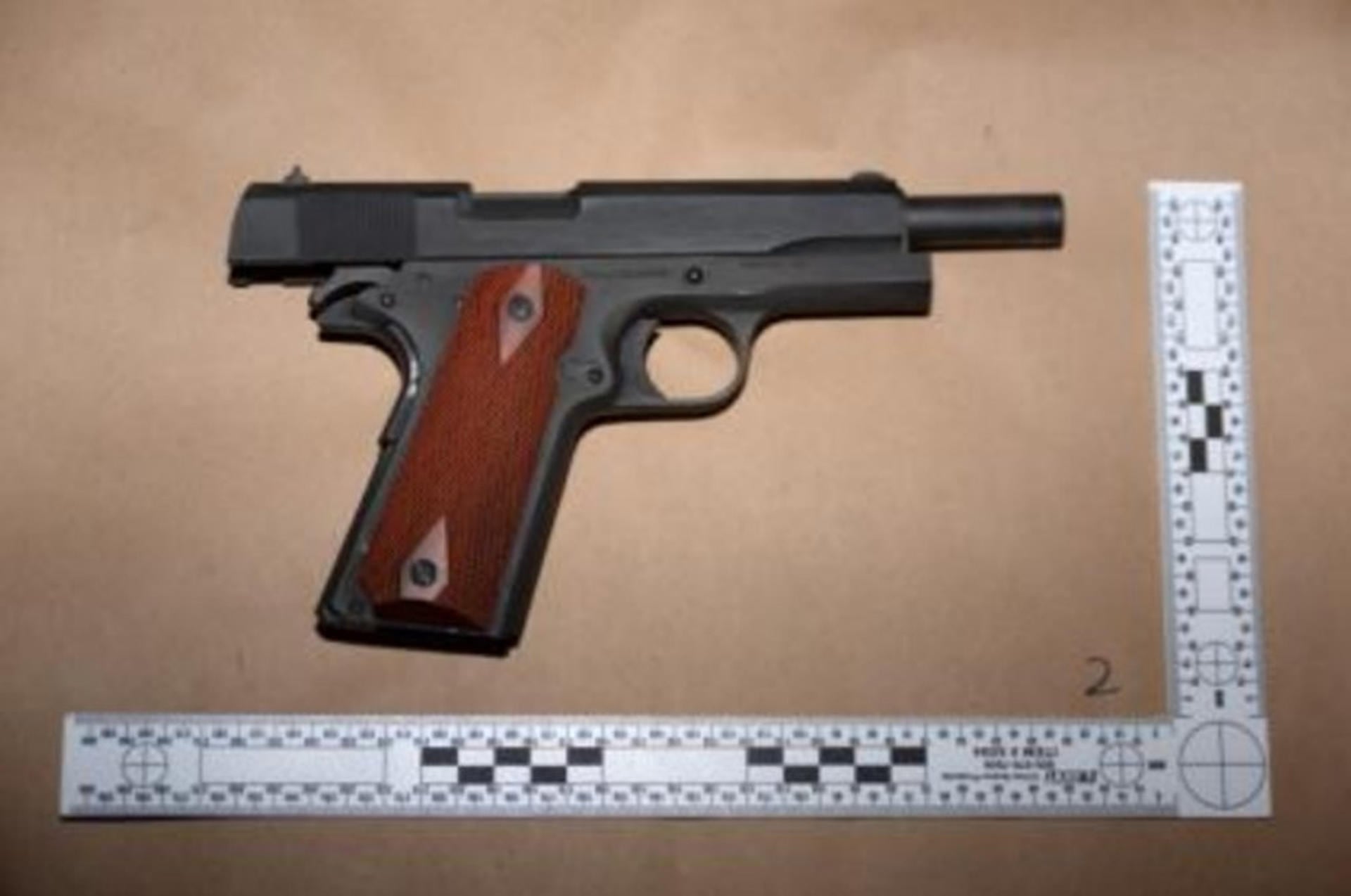 Fotografía difundida por el Departamento de Justicia de Estados Unidos que muestra una pistola que fue recuperada tras el arresto de Cole Allen. (Foto: EFE)