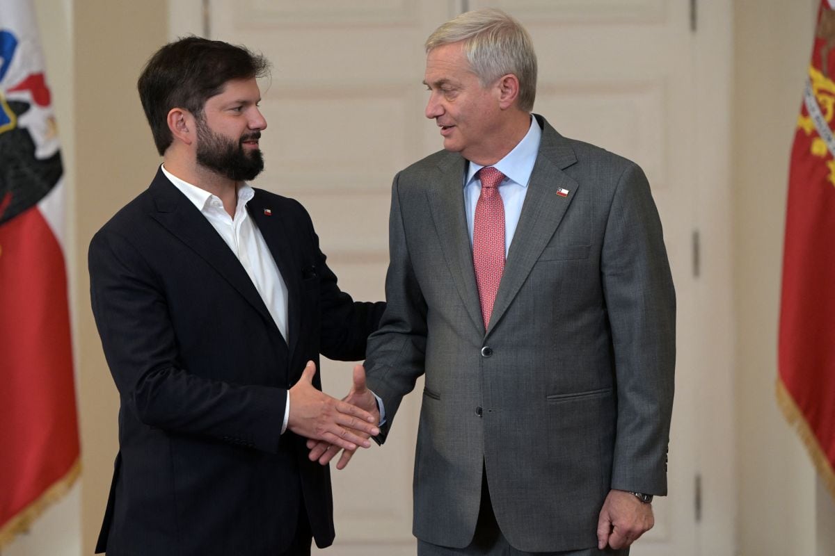El presidente de Chile, Gabriel Boric, estrecha la mano del presidente electo de Chile, José Antonio Kast, en el palacio presidencial de La Moneda, en Santiago. Foto: Rodrigo Arangua / AFP
