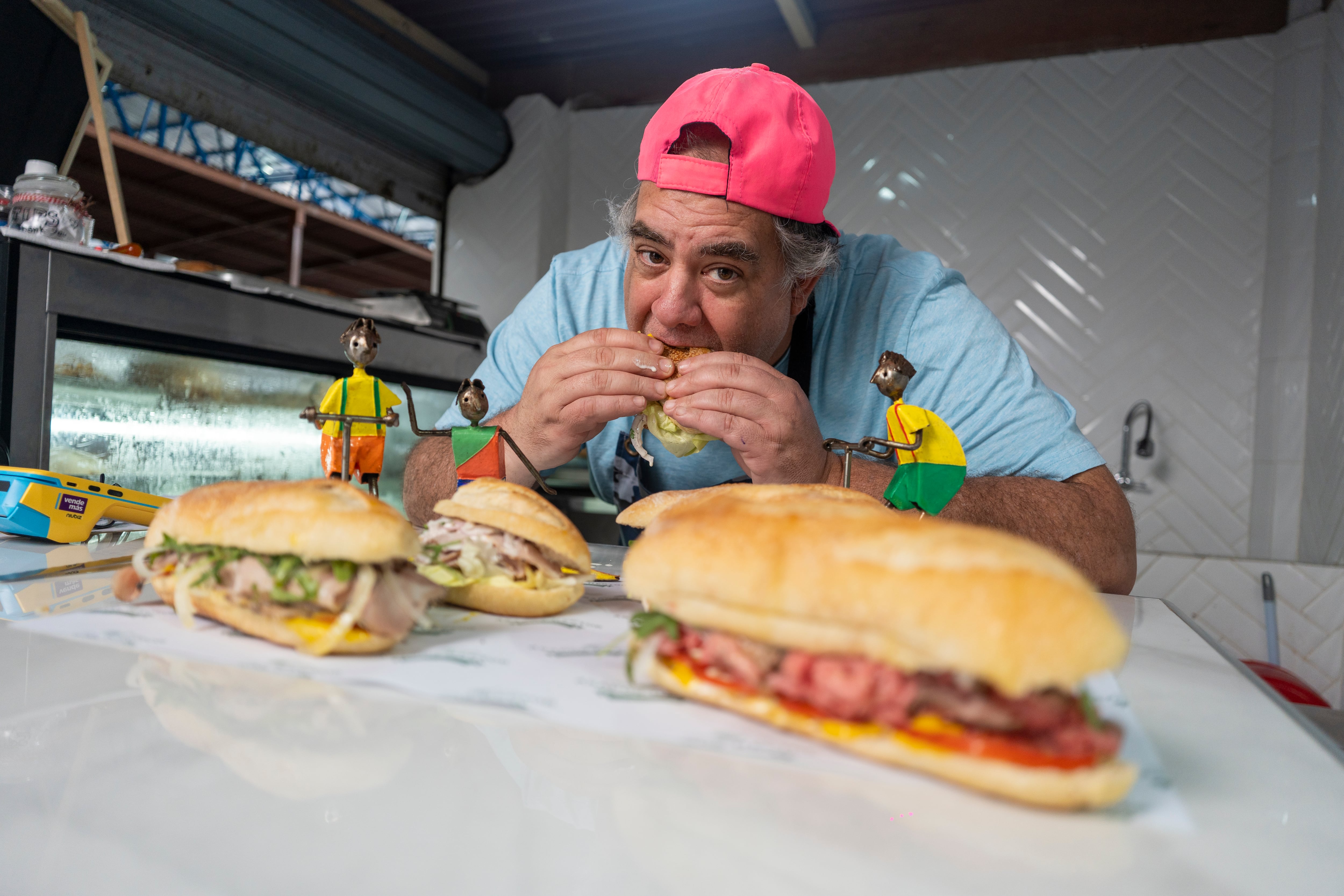 Héctor García-Ribeyro, quien muestra los tipos de sánguches que tiene en Asados Héctor. (Foto: GEC)